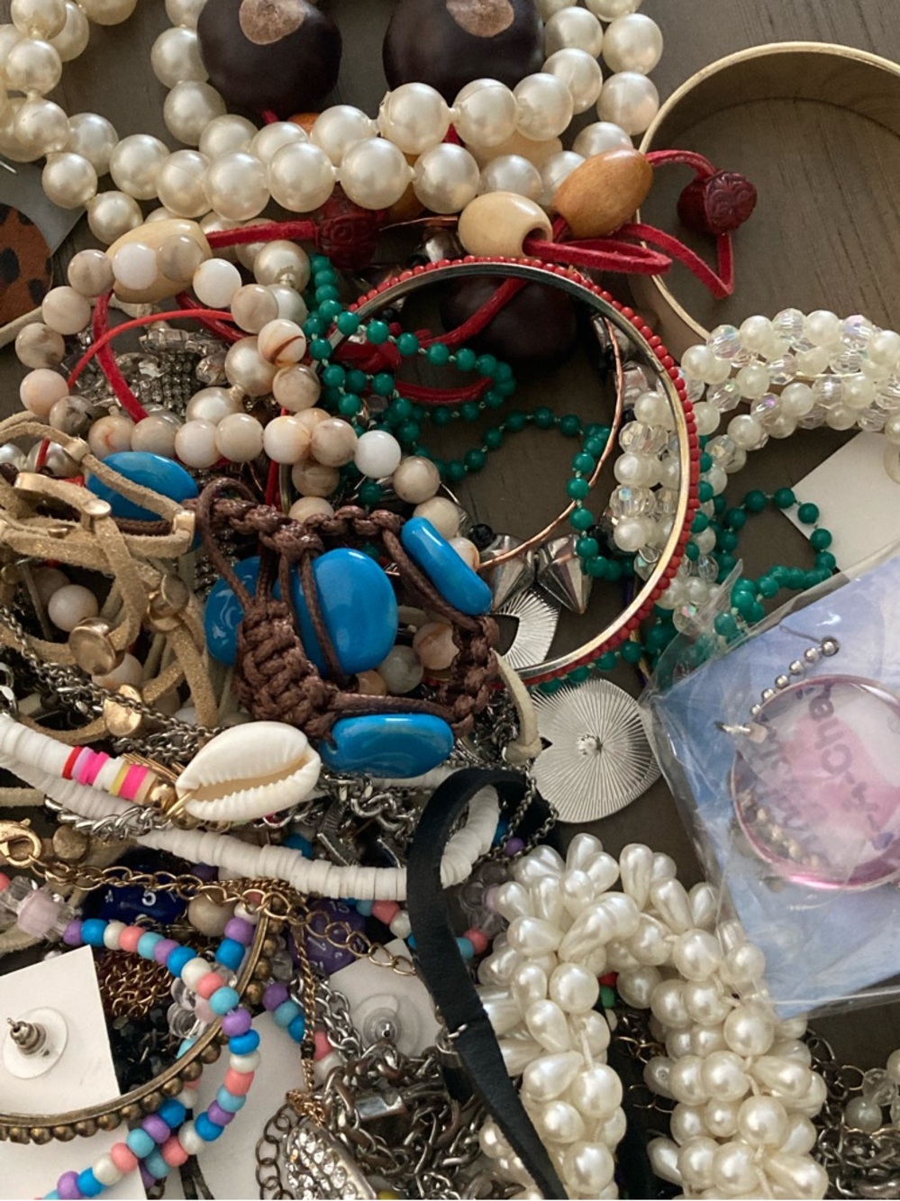 40 PCS. Assortd Mystery Jewelry Jar. Beads & Pearls. Beaded Bag Included. - Picture 12 of 13